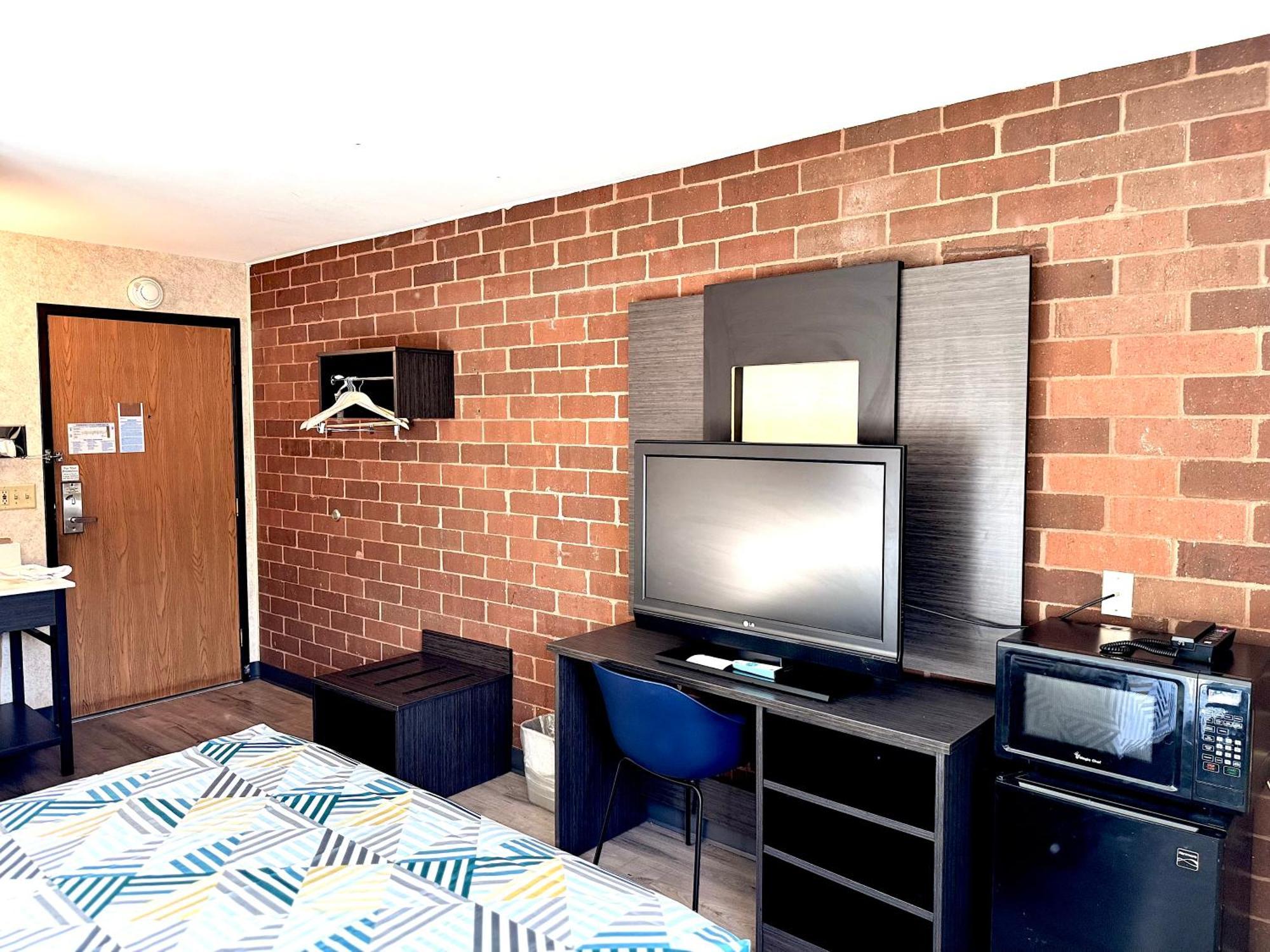 6-eau Claire, Wi Hotel